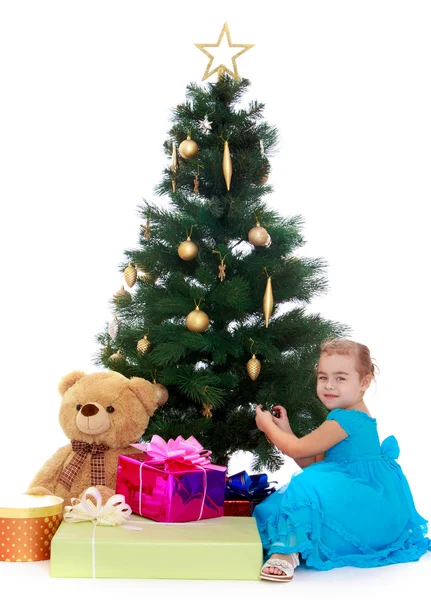 Menina elegante perto da árvore de Natal — Fotografia de Stock