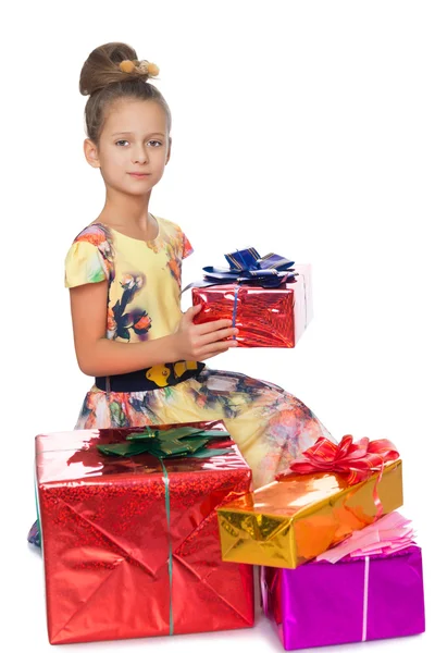 Menina segurando um presente — Fotografia de Stock