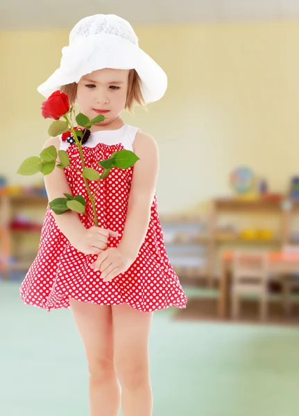 Ragazza con fiore di rosa — Foto Stock