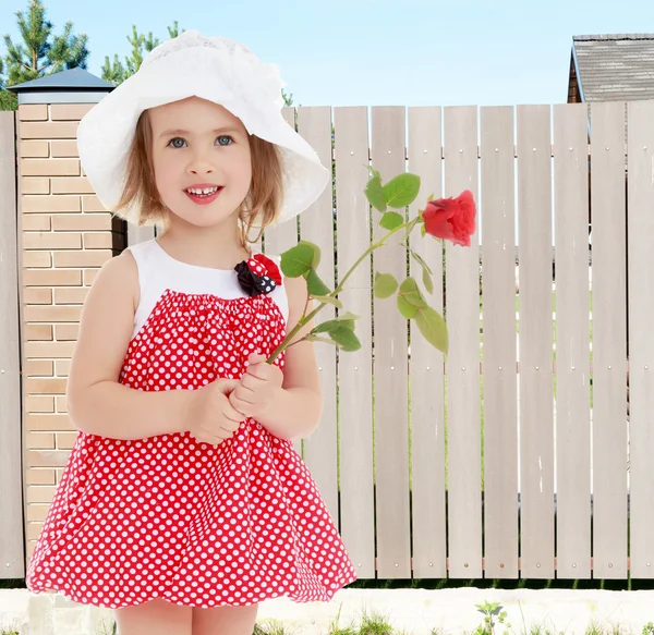 Meisje met roze bloem — Stockfoto