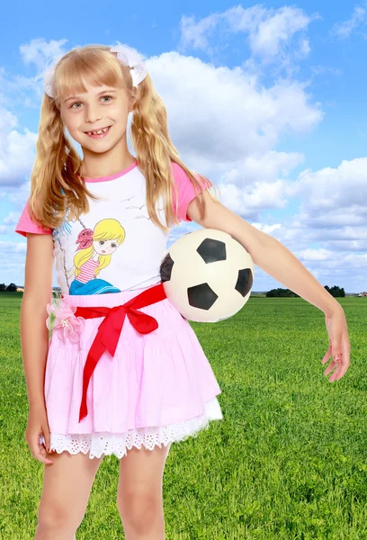 Meisje spelen met voetbal — Stockfoto