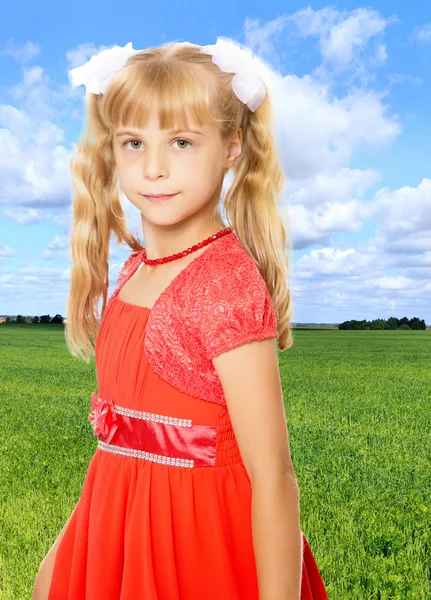 Niña en vestido naranja —  Fotos de Stock