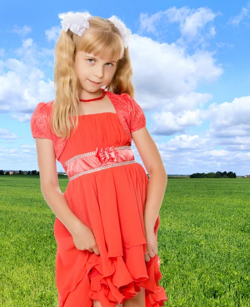 Niña en vestido naranja —  Fotos de Stock