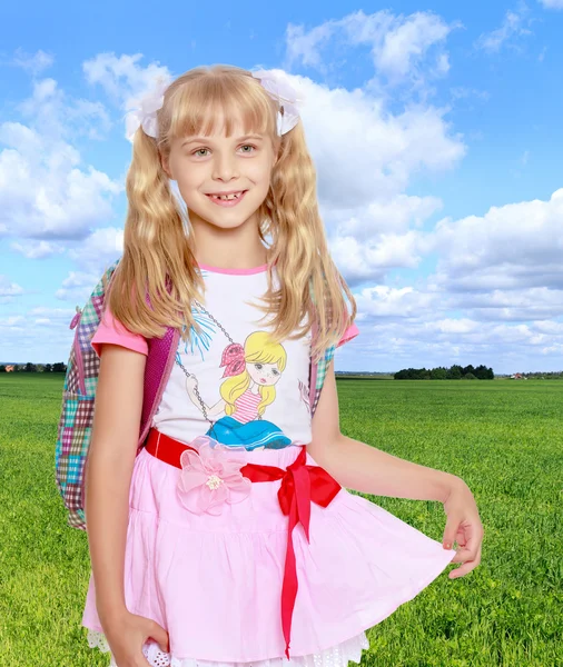 Ragazza con zaino scuola — Foto Stock