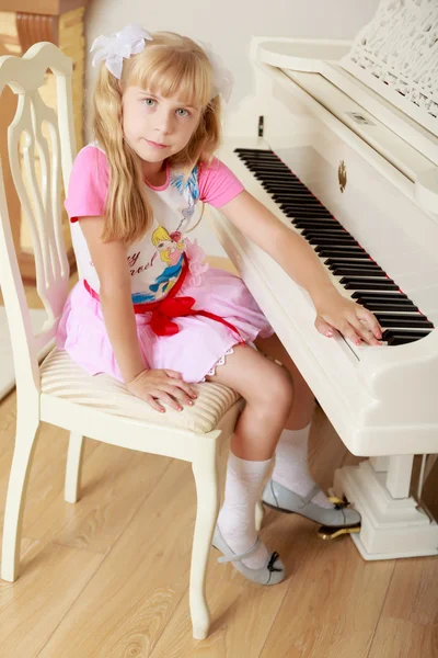 Girl playing the piano — Stock Photo, Image