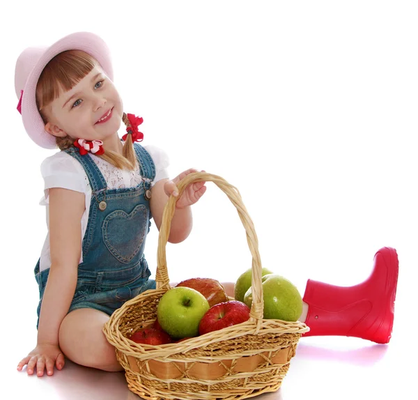 Mädchen mit einem Korb voller Äpfel — Stockfoto