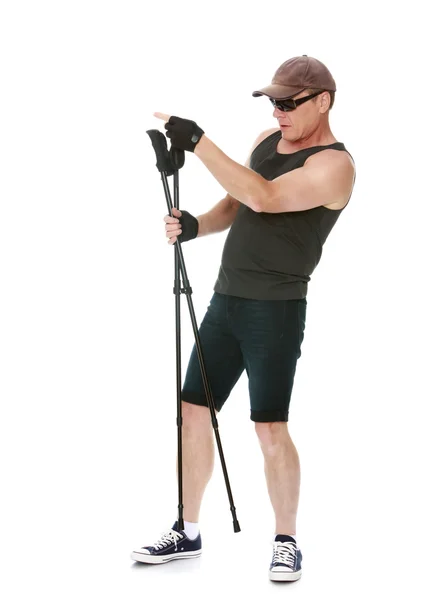 Der Mann ist mit Nordic Walking beschäftigt — Stockfoto