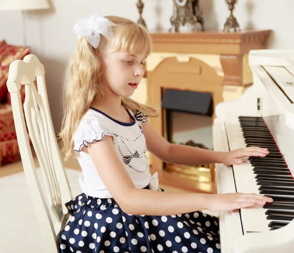 Flicka spelar piano — Stockfoto