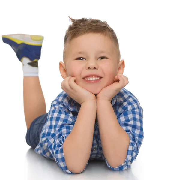 De jongen ligt op de vloer — Stockfoto