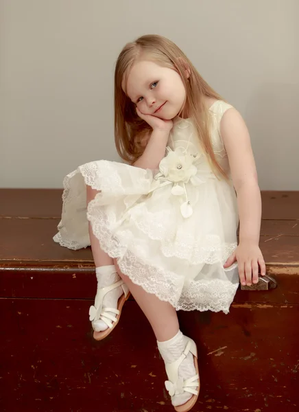 Menina em vestido branco — Fotografia de Stock