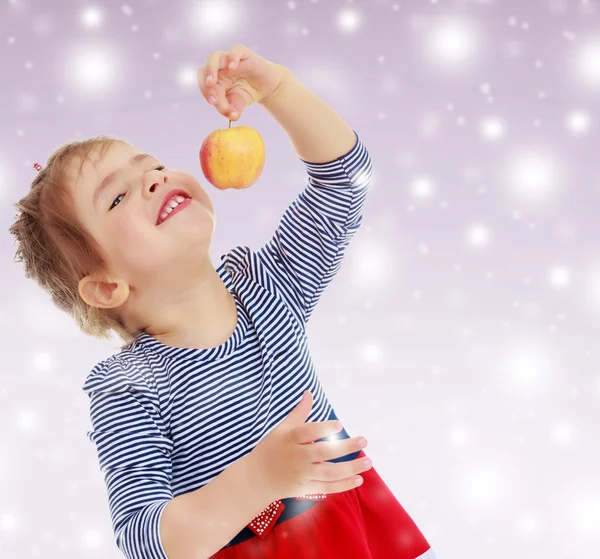 Das Mädchen blickt auf den Apfel — Stockfoto