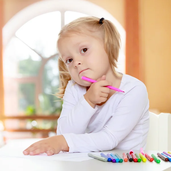 The girl draws with markers — Stock Photo, Image