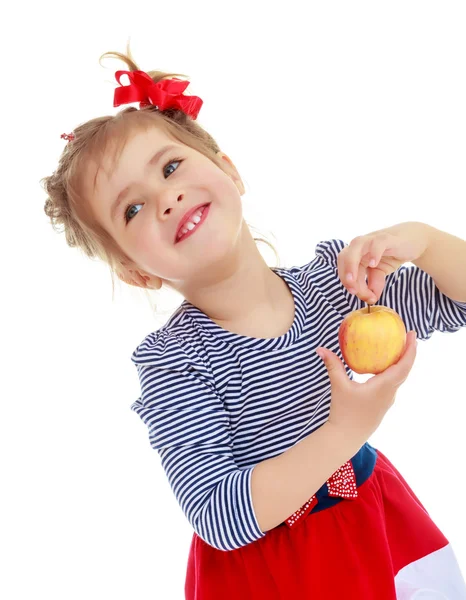 Девушка смотрит на яблоко — стоковое фото
