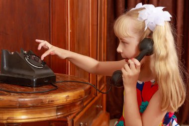 Eski telefonu olan kız.