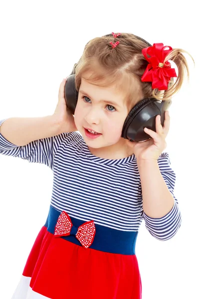 Flicka i hörlurar lyssnar på musik — Stockfoto