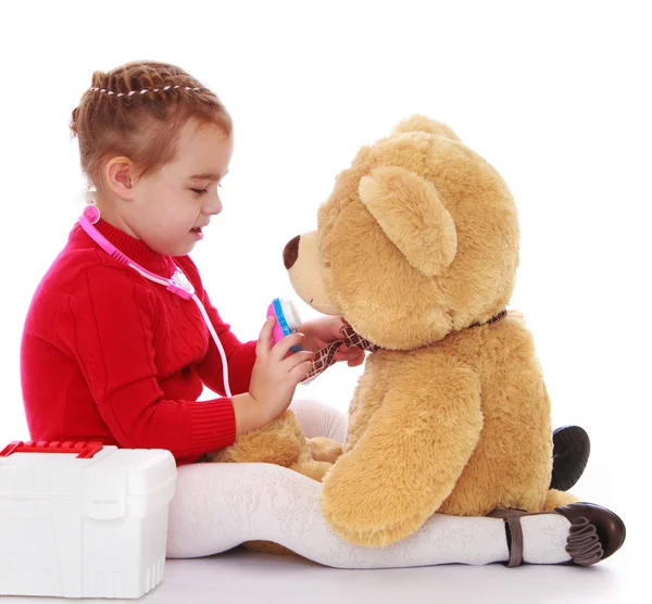 Kleines Mädchen spielt mit einem Teddybär — Stockfoto