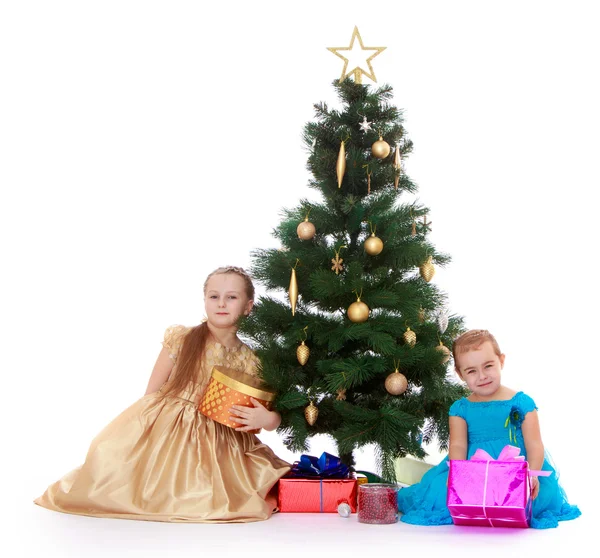 Meisje in de buurt van de kerstboom — Stockfoto