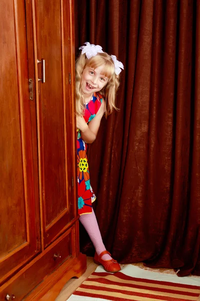 Дівчина ховалася за шафою — стокове фото