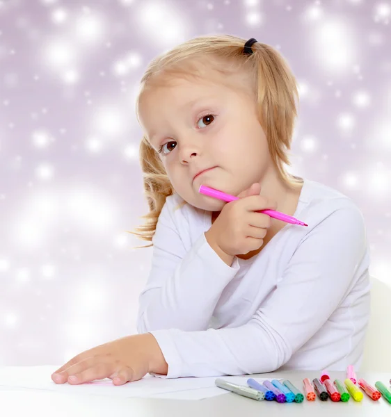 The girl draws with markers — Stock Photo, Image