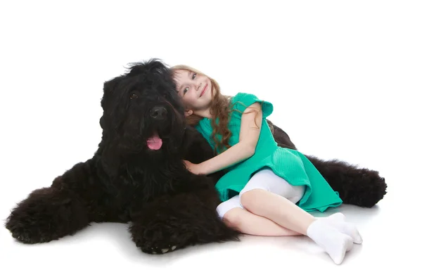 Chica acariciando un perro —  Fotos de Stock