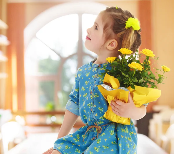 Menina com um buquê de flores amarelas — Fotografia de Stock