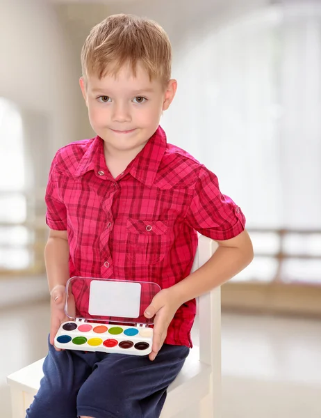 Мальчик рисует краски — стоковое фото