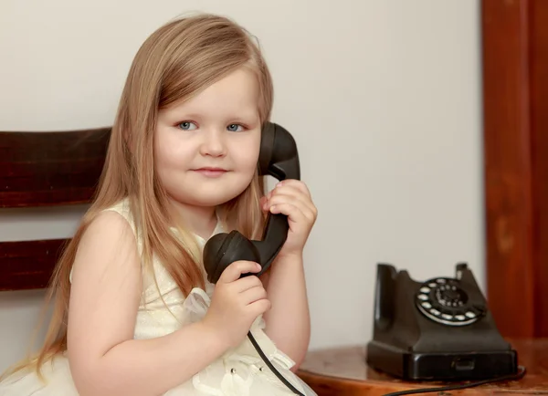 Flicka med vintage telefon — Stockfoto