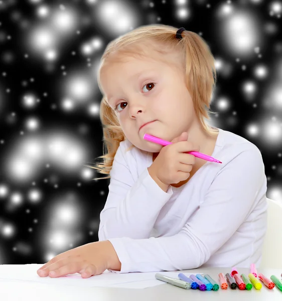 A menina desenha com marcadores — Fotografia de Stock