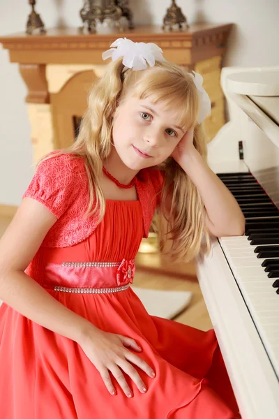 Menina sentada ao piano — Fotografia de Stock