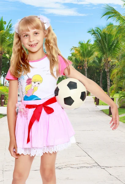 Kız futbol topuyla oynuyor. — Stok fotoğraf