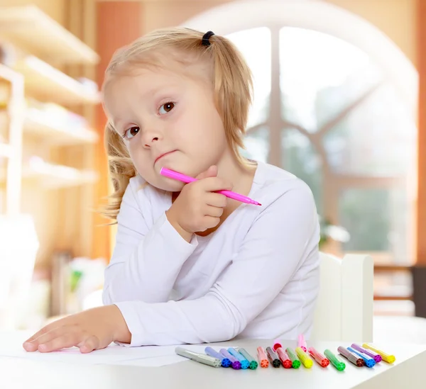 The girl draws with markers — Stock Photo, Image