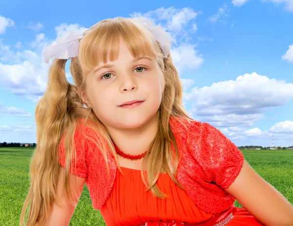 Kleines Mädchen im orangefarbenen Kleid — Stockfoto