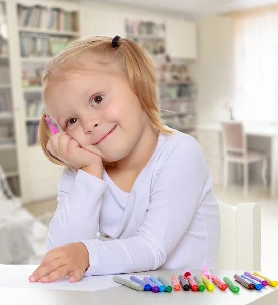 The girl draws with markers — Stock Photo, Image