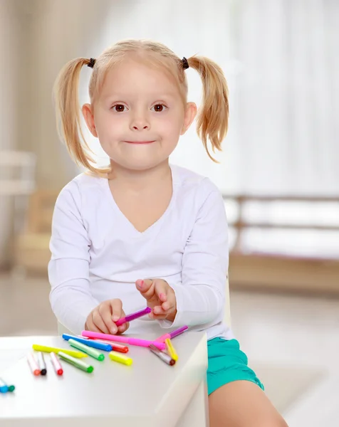 A menina desenha com marcadores — Fotografia de Stock