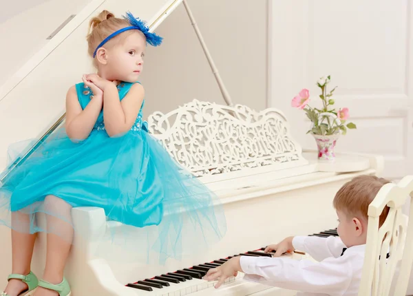 Ta holka a ten kluk hrají na klavír — Stock fotografie