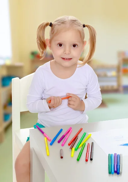 The girl draws with markers — Stock Photo, Image