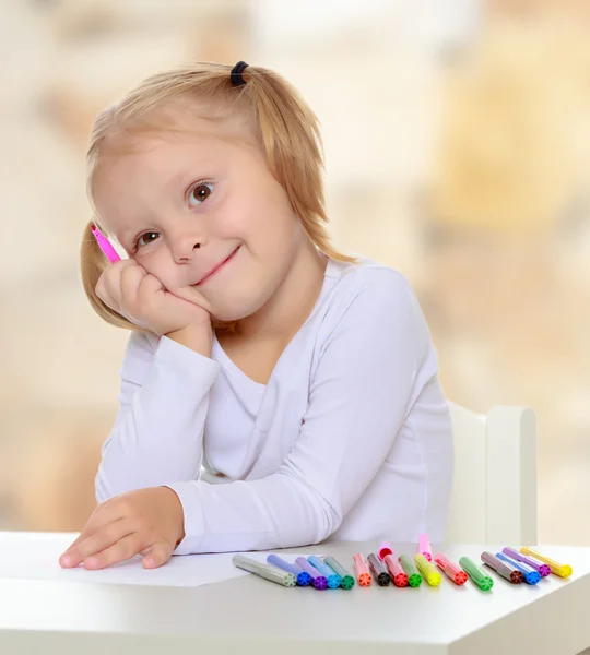 The girl draws with markers — Stock Photo, Image