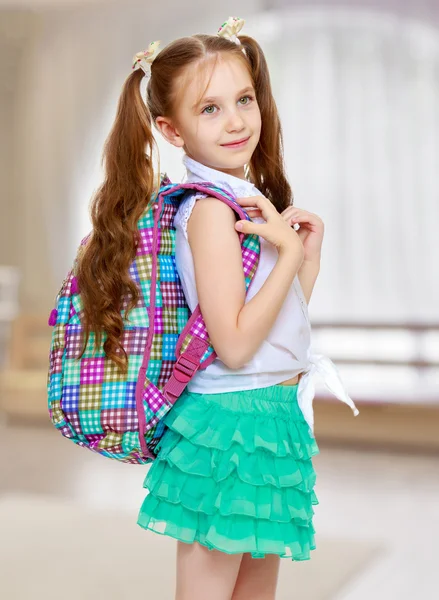 Chica con la cartera de la escuela — Foto de Stock
