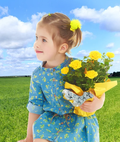 Meisje met een boeket gele bloemen — Stockfoto