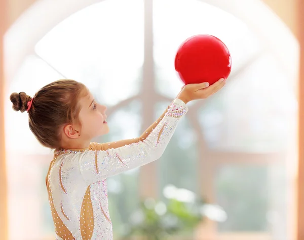 Liten gymnast med en boll — Stockfoto