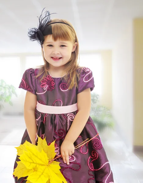 Menina com um buquê de folhas de bordo — Fotografia de Stock