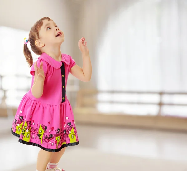 Little girl jumping and looking up — ストック写真