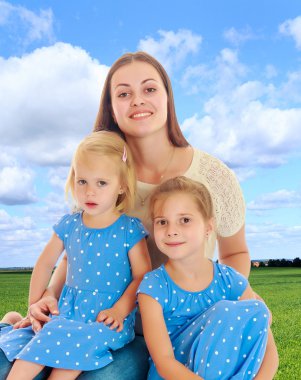 iki kızı ile anne.