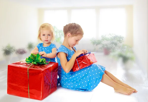 Zwei Schwestern mit einem Geschenk — Stockfoto