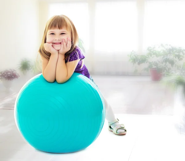 A menina com a bola de aptidão — Fotografia de Stock