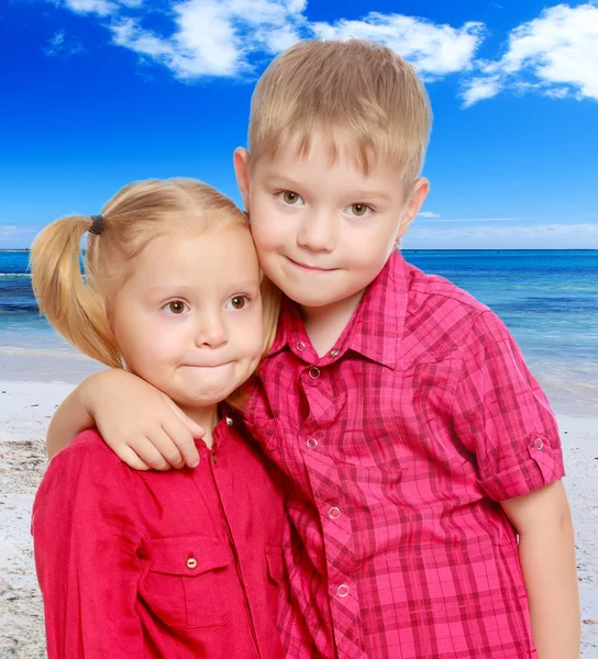 Маленький мальчик и девочка обнимаются — стоковое фото