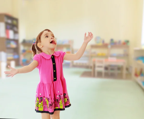 The little girl looks up — Stock Photo, Image