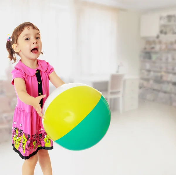 Kleines Mädchen fängt den Ball — Stockfoto