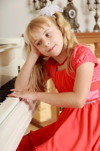 坐在钢琴的女孩 — 图库照片