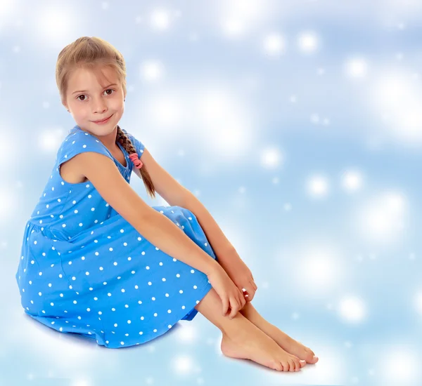 Niña en un vestido azul — Foto de Stock